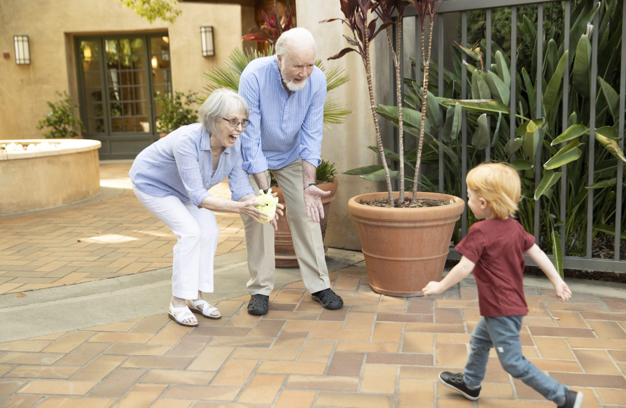 _A9I9849 two grandparents seeing their grandson coming towards them